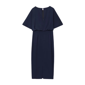 Robe midi bleu marine élégante avec épaules tombantes et détails plissés sur fond blanc