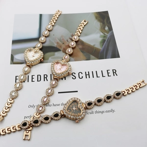Détail de montres à quartz cœur en or rose avec cristaux et bracelet en forme de goutte d'eau