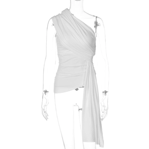 Détail du haut plissé blanc à une épaule avec ruban latéral élégant et tissu drapé