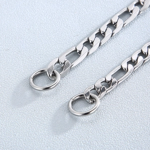 Bracelet en acier inoxydable argenté avec maillons texturés et détail de boucle OT