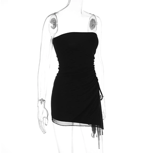 Détail du cordon de serrage latéral sur une mini robe moulante noire avec ourlet