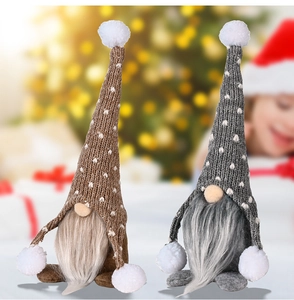 Nahaufnahme von Plüsch-Weihnachtswichteln mit Strickmützen mit Herzmuster und Kunstpelz
