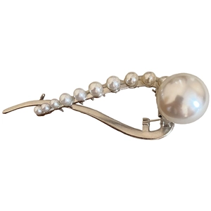 Elegant silver twisted hair clip featuring ten graduated white pearls in a minimalist design