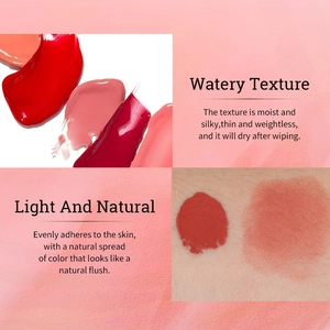 Vue macro de la texture du fard à joues liquide montrant un fini aqueux et soyeux