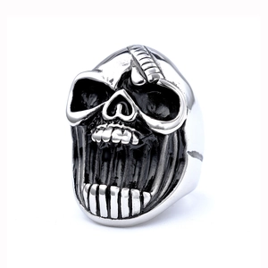 Gothic 3D screaming skull ring in punk style with vintage silver finish and dark details