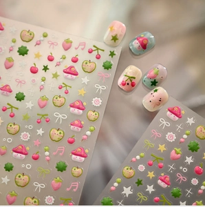 Détail d'autocollants nail art mignons champignons et cerises avec faux ongles décorés