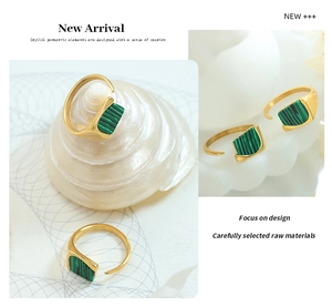 Détail macro de bagues dorées 18K avec incrustations géométriques de pierre malachite