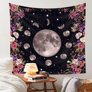 Détail d'une tapisserie murale avec phases de lune, bordure fleurie et étoiles sur tissu noir