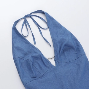 Dettaglio vestito denim allacciato al collo con fibbia a cuore e profondo scollo a V
