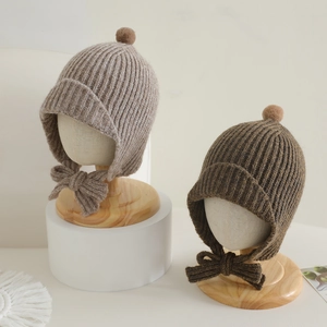 Bonnets en tricot pour enfants avec pompons en coloris avoine et marron foncé