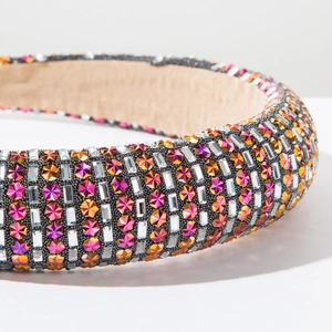 Détail macro d'un serre-tête large de luxe orné de strass géométriques multicolores