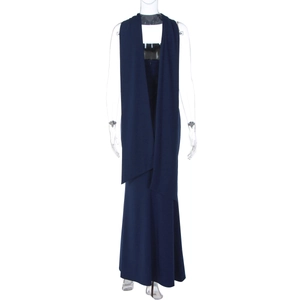 Détail de la robe sirène bleu marine ajustée avec décoration de cape bustier élégante