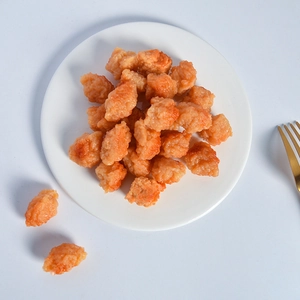 Portachiavi realistici a forma di nugget di pollo fritti su un piatto di ceramica