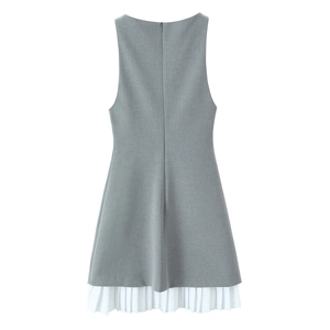 Robe grise sans manches avec ourlet plissé blanc et fermeture éclair invisible au dos