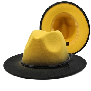 Dettaglio di cappello fedora in lana con corona gialla e tesa nera a contrasto