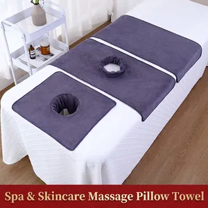 Paarse microfiber handdoekset met gezichtsgat voor massagebanken in de spa 40x80cm