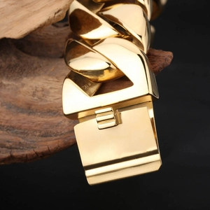 Macro view of 32mm gold stainless steel Cuban link chain showcasing the secure clasp detail