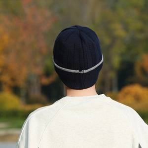 Berretto invernale in maglia blu scuro con strisce grigie e fodera in pile caldo