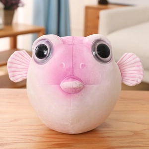 Détail de la housse de peluche poisson-globe rose avec grands yeux 3D sur bois
