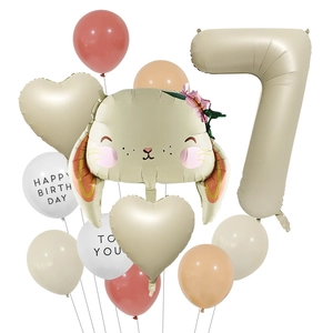 Dettaglio set palloncini coniglio giungla con numero 7 color sabbia e cuori foil