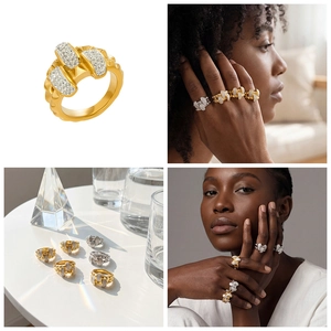 Détail de la bague double couche plaquée or 18 carats avec cristaux brillants sur un modèle