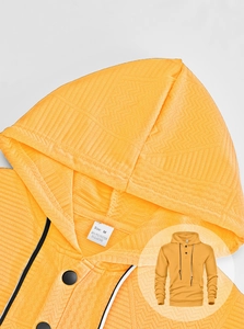 Détail du col d'un sweat à capuche jaune avec texture de tissu tissé et étiquette M