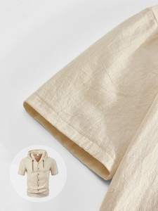 Détail du haut à capuche en lin abricot montrant la texture du tissu et les coutures