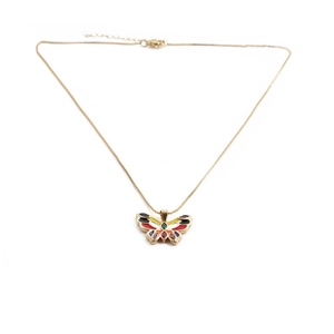 Détail du pendentif papillon coloré avec émail et chaîne dorée sur fond blanc