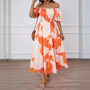 Robe midi élégante à épaules dénudées avec manches bouffantes et motif fleuri