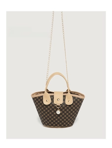 Détail d'un mini sac à main avec motifs géométriques, chaîne dorée et perle suspendue