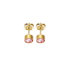 Gros plan de boucles d'oreilles dorées avec cristaux roses ronds et fermoir papillon