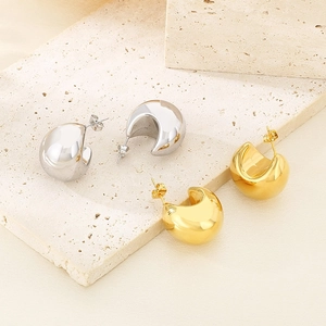 Boucles d'oreilles gouttes épaisses en or 18K et argent sur fond de pierre