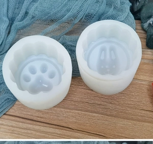 Detalle de moldes de silicona con patrones de patita de gato y conejo para jabón y repostería