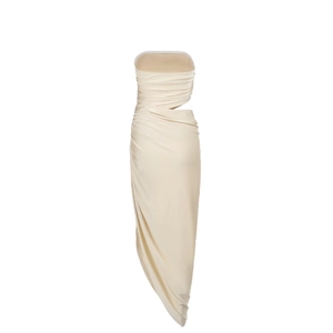 Détails de la découpe à la taille et de la texture satinée drapée de la robe de couleur champagne