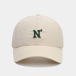 Berretto da baseball beige con ricamo della lettera N verde e fori di ventilazione laterali