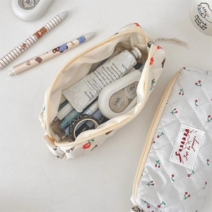 Vue détaillée de la trousse à fleurs matelassée montrant l'espace de rangement