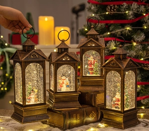 Detail von vier Retro-Weihnachtslaternen mit Glitzer, Weihnachtsmann und Schneemann