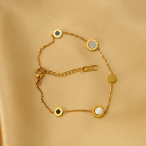 Bracelet à chiffres romains fini or 18 carats avec nacre noire et blanche sur satin