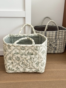 Vintage französischer gesteppter Aufbewahrungskorb mit Blumenmuster, Griffen und Karofutter