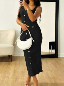 Détail de la robe midi noire élégante sans manches avec boutons dorés sur le devant
