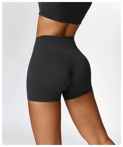 Dettaglio degli shorts da yoga neri a vita alta con cucitura a V e texture opaca