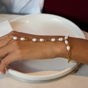Elegante bracciale anello in oro con perle d'acqua dolce bianche da donna