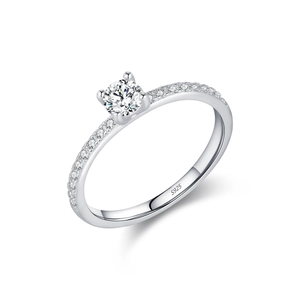 Funkelnder S925 Sterlingsilber Moissanit Verlobungsring mit Seitensteinen in 45-Grad-Ansicht