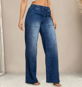 Detail van een denim broek met hoge taille, verstelbaar trekkoord en grote voorzakken