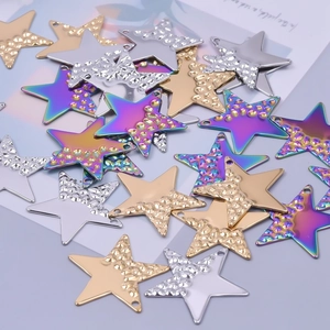 Pendentifs étoiles en acier inoxydable doré, argenté et arc-en-ciel à texture martelée