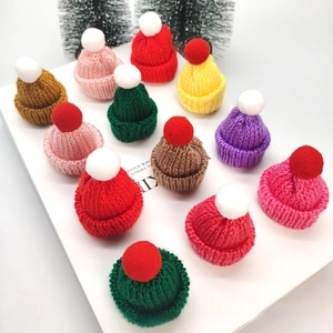 Mini-Strickmützen für Weihnachten mit bunten Bommeln für DIY-Puppen und Festdekorationen