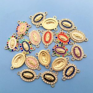 Dettaglio di ciondoli ovali della Vergine Maria con strass per fare braccialetti