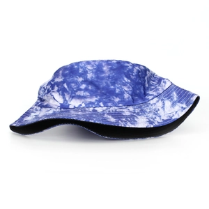 Cappello a secchiello tie-dye blu e bianco per protezione solare con fodera nera in cotone