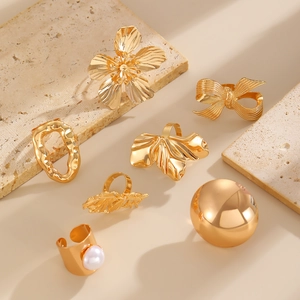 Ensemble de bagues dorées fleurs feuilles géométriques avec papillon et perle