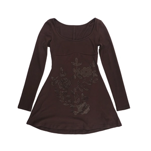 Vue à plat d'une robe courte marron à manches longues avec motifs floraux en strass